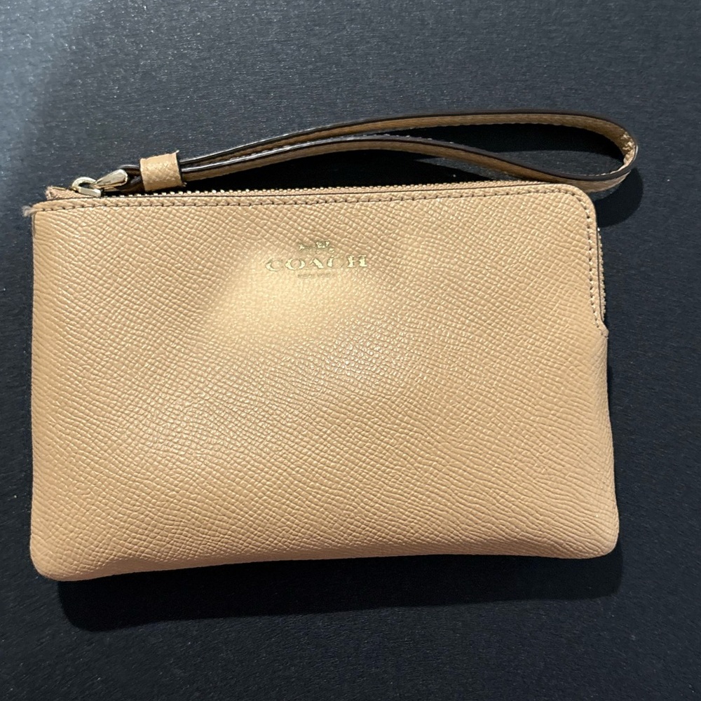 👜 Coach Beige Pebbled Leather Wristlet Zip Pouch